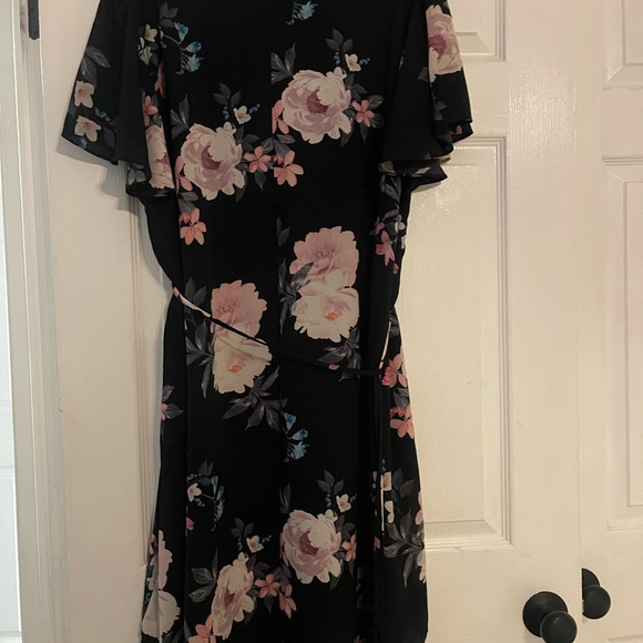 City Chic flutter sleeve dress - Picture 6 of 7